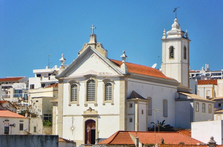Albufeira: Beaches, Old Town, and Salgados Lagoon Jeep Tour - Pickup and the photo-stop rhythm around town