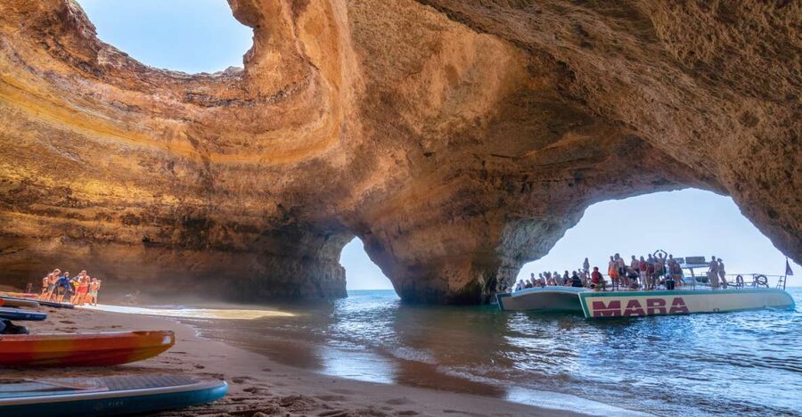 Albufeira: Caves and Coastline Catamaran Cruise to Benagil - São Rafael and Praia da Coelha: your first stretch of big views
