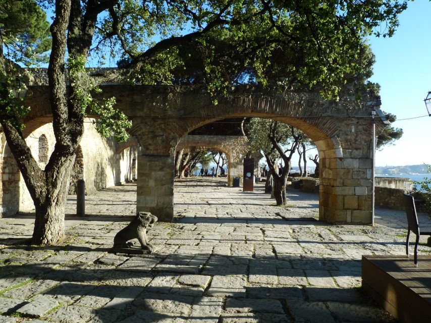 Alfama and the Castle of Saint George - Small Group Tour - Alfama walk: siege of 1147, today in Portugal, and food culture chatter