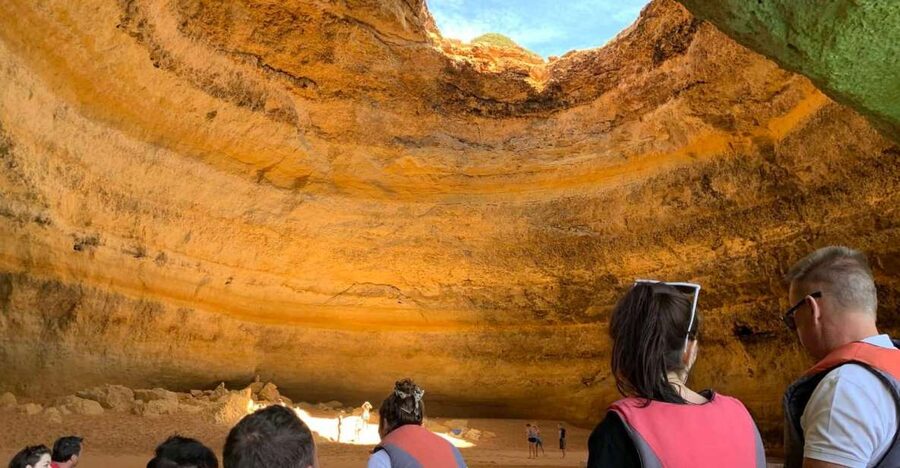 Algarve: Benagil Caves Open Speedboat Tour - Meeting point at Vilamoura and how the 2.5 hours are paced