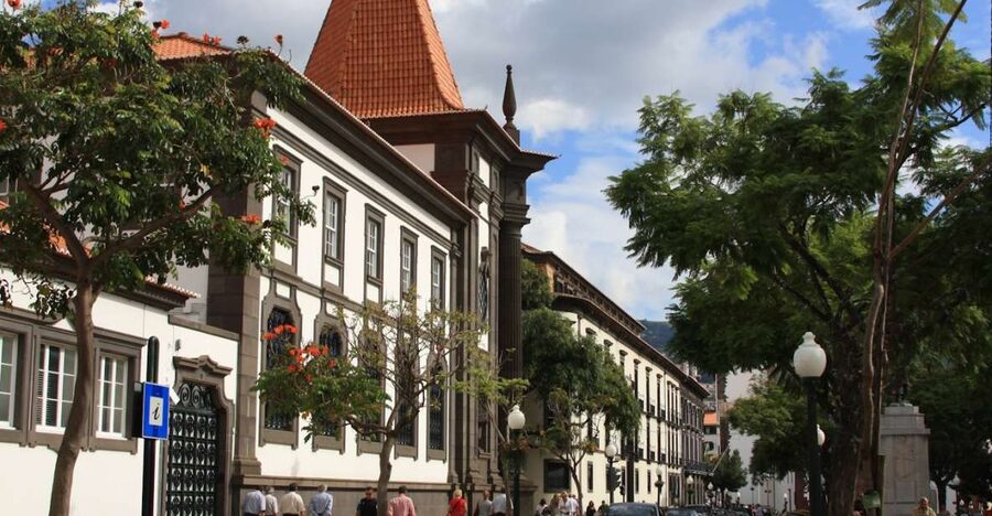 Audio Guide Citywalk Funchal for Cruise Guests - How the AOYO Audioguides audio guide works on your phone