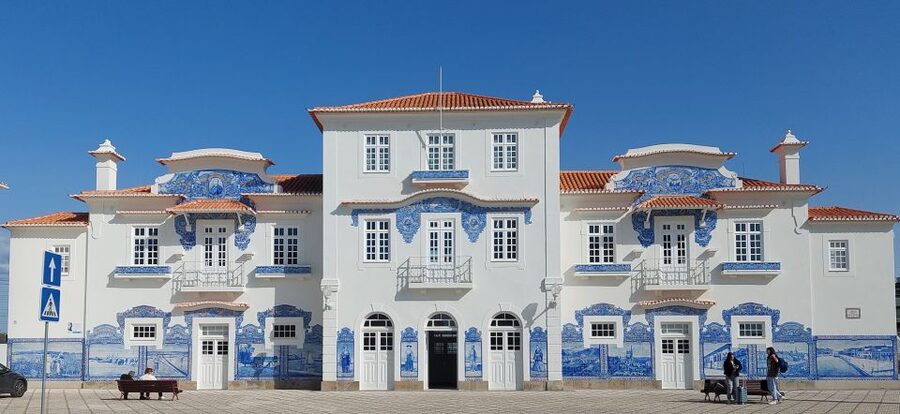 Aveiro: Stories, Canals, and Tiles Guided Walking Tour - Beira Mar and the design eras: Art Nouveau, Art Deco, ironwork