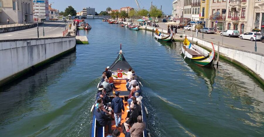 Aveiro: Stories, Canals, and Tiles Guided Walking Tour - Starting at Praça da República, where the route gets its rhythm