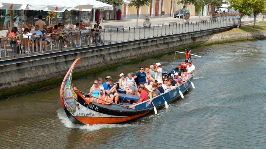 Aveiro: Traditional Moliceiro Boat Cruise - The 45-Minute Canal Route: Art Nouveau, Salt Pans, and the Fish Market