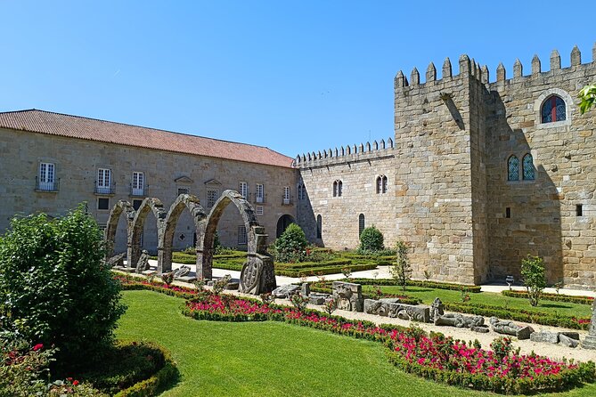 Best of Braga and Guimaraes Day Trip from Porto - UNESCO Historic Center Walk: Guimarães at Street Level