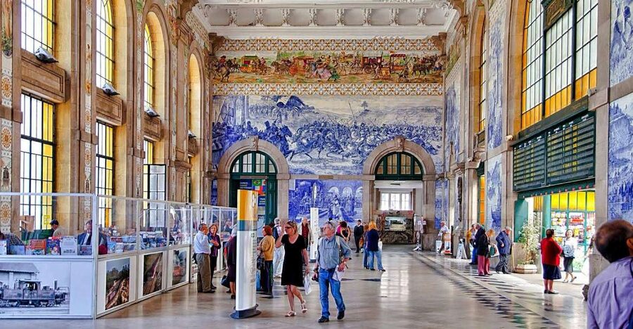 Best of Porto Guided Tour: Cruise & Wine Tasting - Entering Porto’s core: meeting by São Bento and getting your bearings