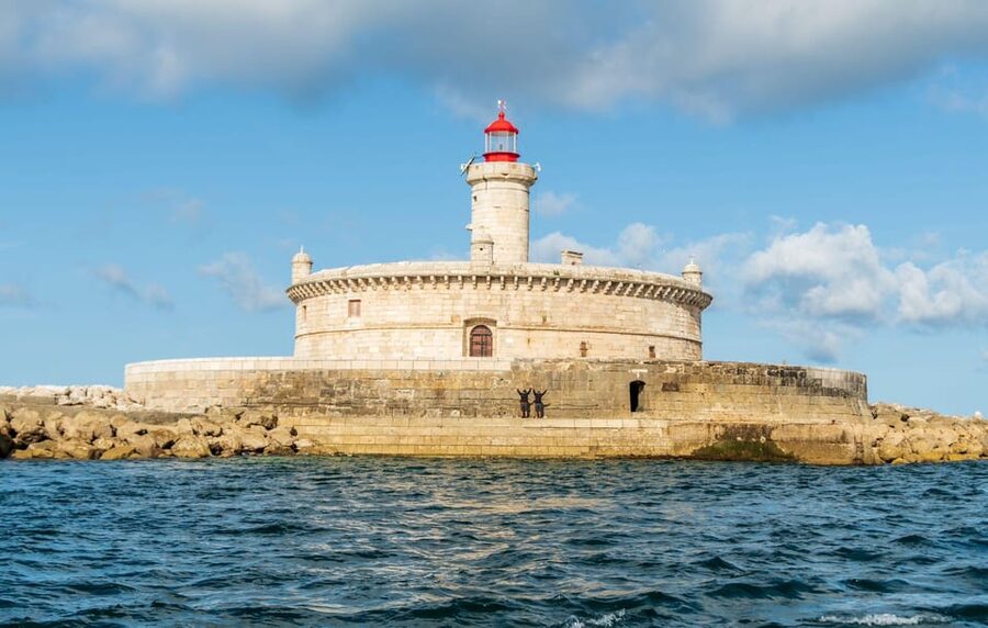 Boat tour: charming Cascais Coast to Lisbon lighthouse - The Estoril and Carcavelos section is all about coastline rhythm