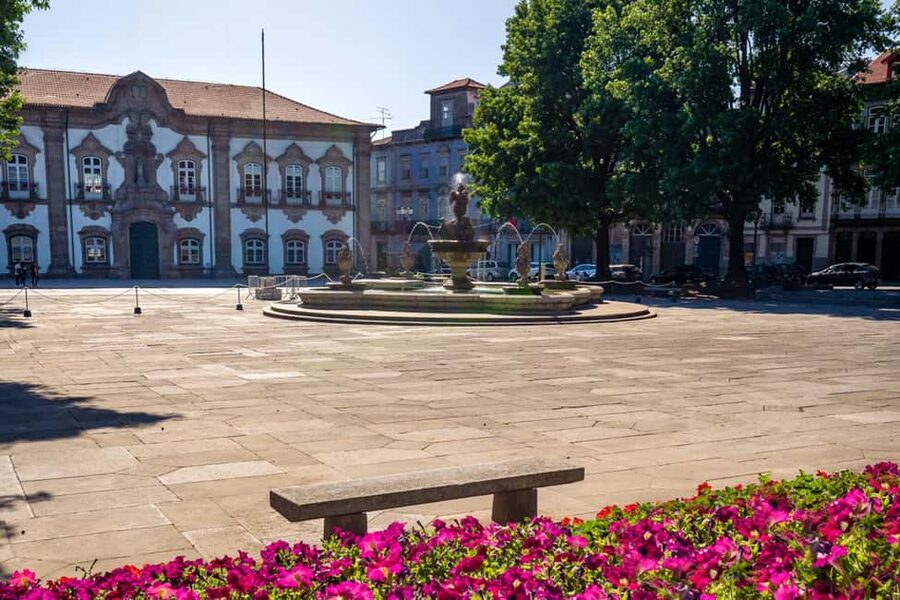 Braga: Private & Flexible Walking Tour in Historic Center - Sé Cathedral: monumental views and a strong anchor stop