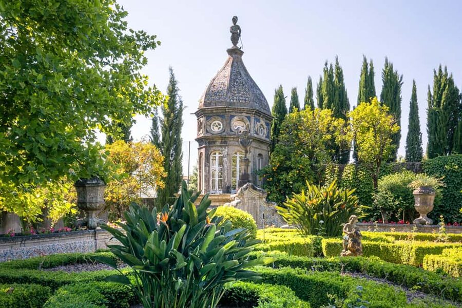 Braga: Private & Flexible Walking Tour in Historic Center - Archbishops Palace and Santa Bárbara Garden for a calm break