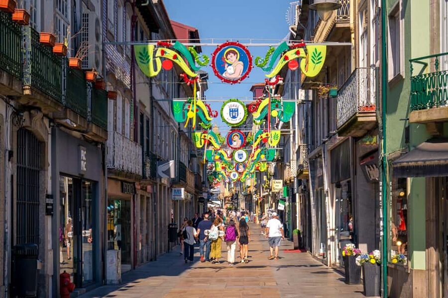 Braga: Private & Flexible Walking Tour in Historic Center - Donjon Tower, Crivos House, Santa Bárbara Garden again, and the finish at Biscaínhos Museum