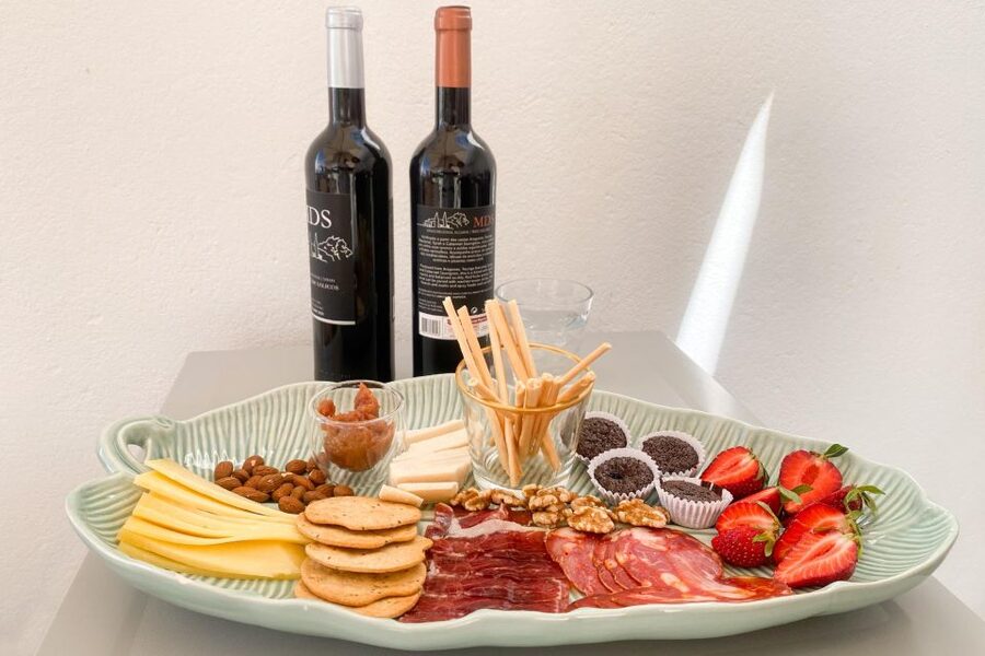 Carvoeiro/Portimão/Alvor: Wine Tour w/ Tasting, Tapas, Music - The Paulo and Gorete Factor: Live Portuguese Music Without Taking Over