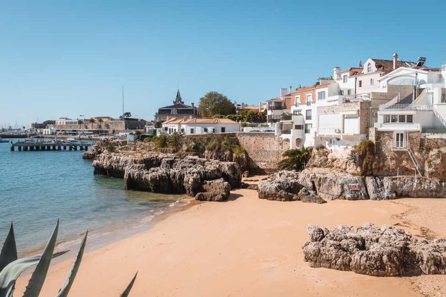 Cascais: Private & Flexible Walking Tour in Historic Center - Old town alleys, the 5 de Outubro Square stop, and how to enjoy the loop
