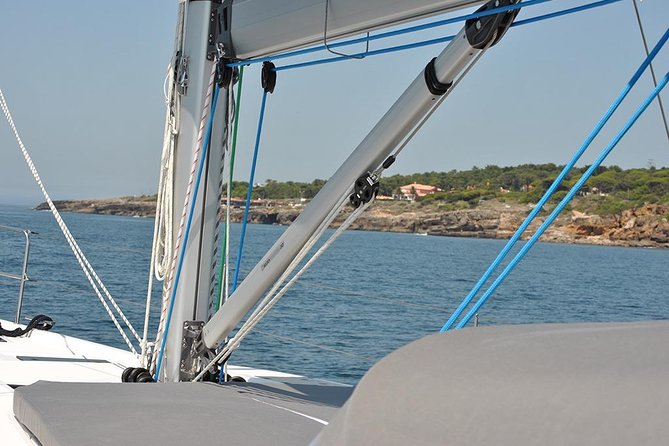 Cascais Private Sailing 2h Cruise with a drink - On board experience: crew attention and the included drink