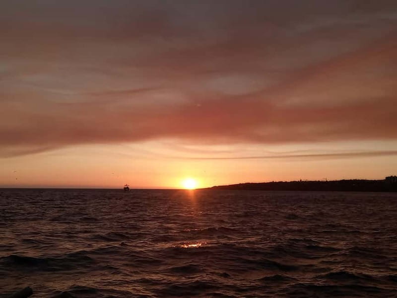 Cascais: Sunset Boat Trip with Welcome Drinks - Key highlights at a glance