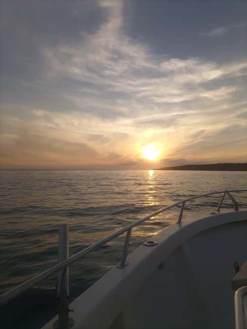 Cascais: Sunset Boat Trip with Welcome Drinks - Tamariz Beach photo stop: a quick break with big payoff