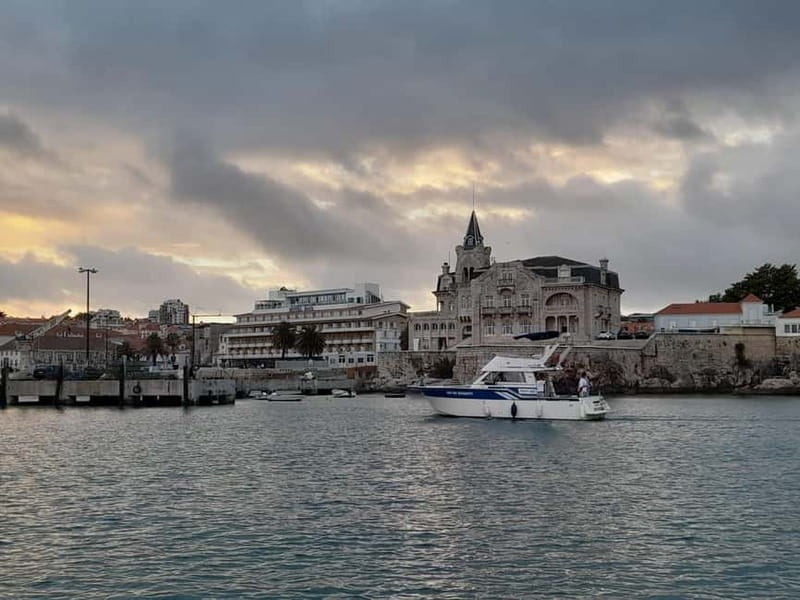 Cascais: Sunset Boat Trip with Welcome Drinks - Where to sit and how to stay comfortable as the light changes