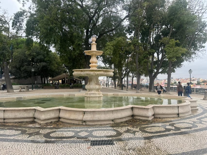 City Highlights Eco Tuk Tours - Miradouro moments in Graça: Santa Luzia to Portas do Sol