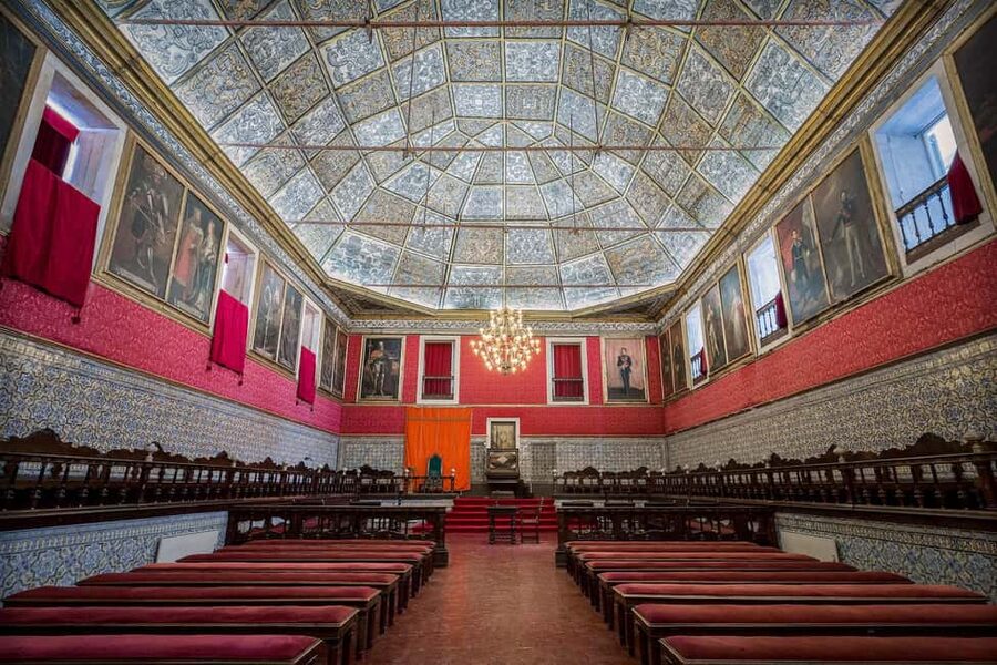 Coimbra: Coimbra University Private Walking Tour w/ Tickets - Cabinet of Curiosities: the ticketed stop where pacing matters
