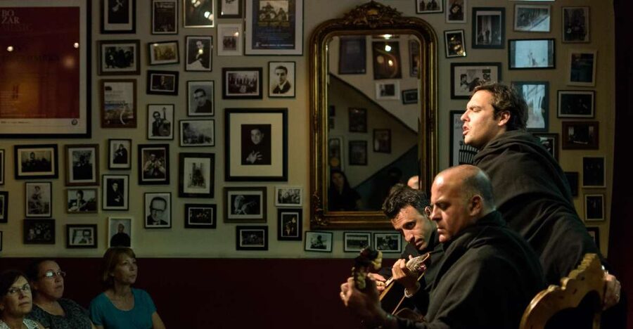 Coimbra: Live Fado Show with Glass of Port Wine - The host and the explanations: where the show becomes understandable