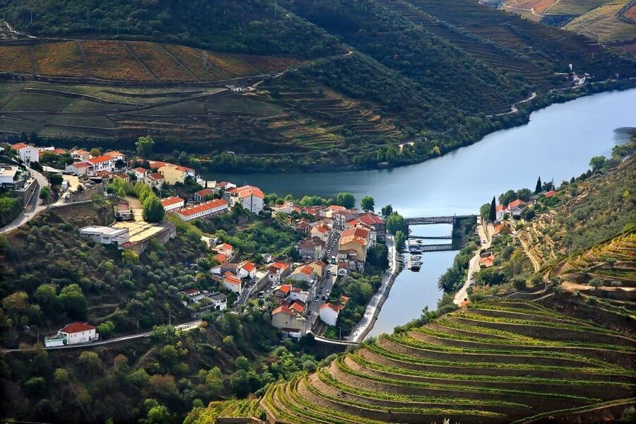 Day Cruise from Porto to Pinhão with Breakfast and Lunch - Breakfast and lunch on board: more than a fuel stop