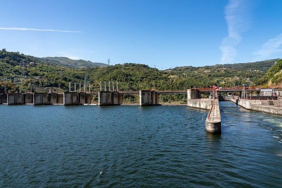 Day Cruise from Porto to Pinhão with Breakfast and Lunch - Cruising the Douro: locks, dams, and the best kind of time on the water
