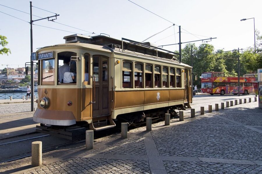 Essential Porto Walking Tour - Tour guide style, languages, and why it affects your day