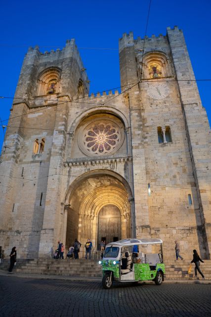 Essential Tour of Old Lisbon in 2H00 : Private Tuk-Tuk Tour - Getting in the tuk-tuk: pickup, comfort, and the greenies vibe