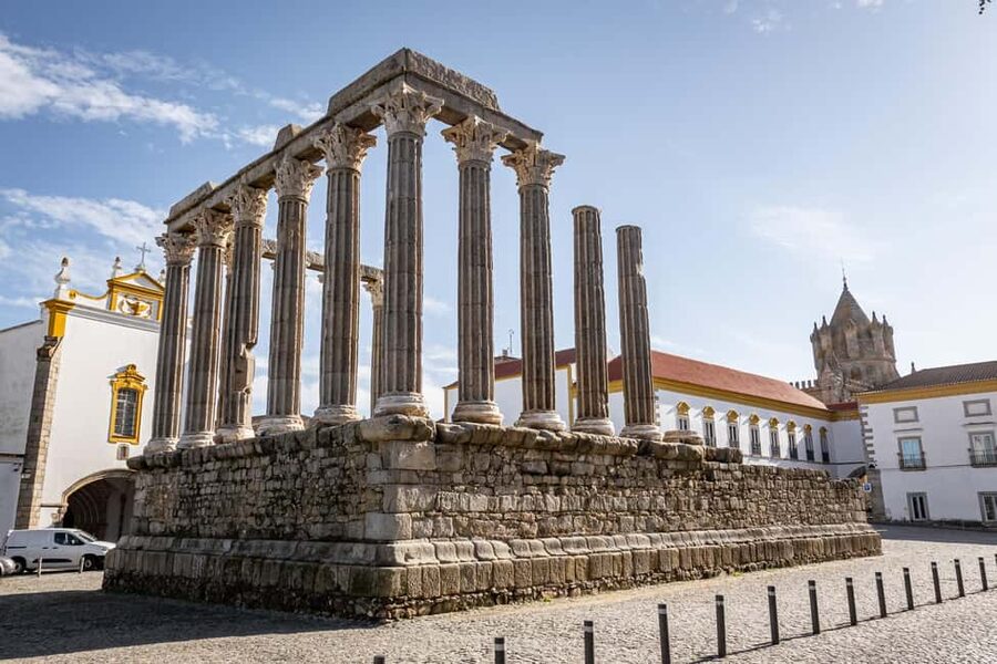 Évora: Private & Flexible Walking Tour in Historic Center - Praça de Sertório: Where Hidden Roman Baths Live