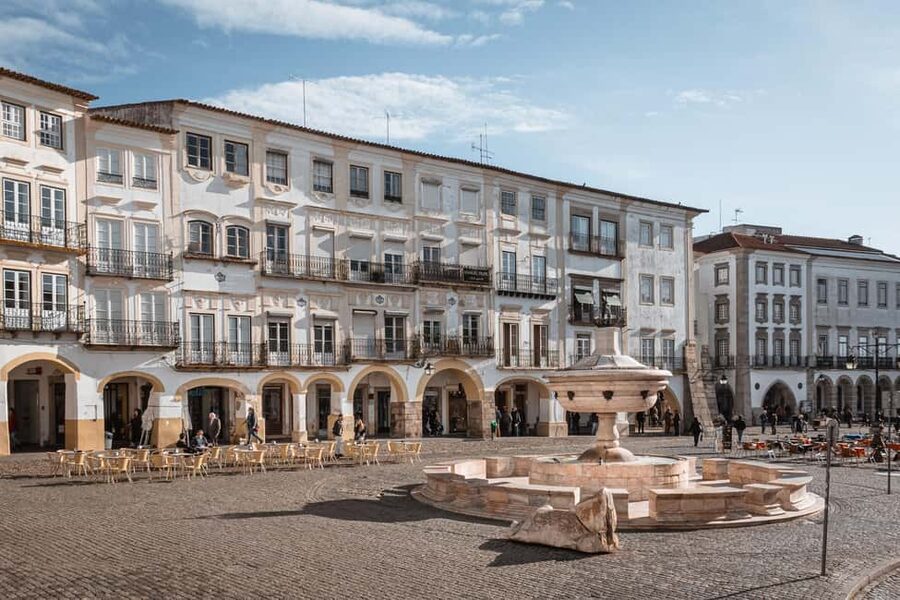 Évora: Private & Flexible Walking Tour in Historic Center - Praça do Giraldo: The Heartbeat of Central Évora