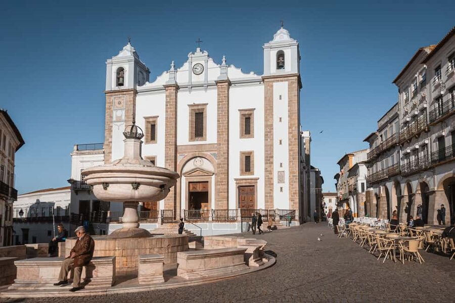 Évora: Private & Flexible Walking Tour in Historic Center - Walking Back Through the Medieval Walls to Porta Velha da Lagoa