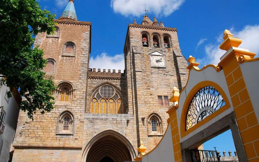 Évora: Small group walking tour with Chapel of Bones - UNESCO historic center on foot: medieval streets that make sense