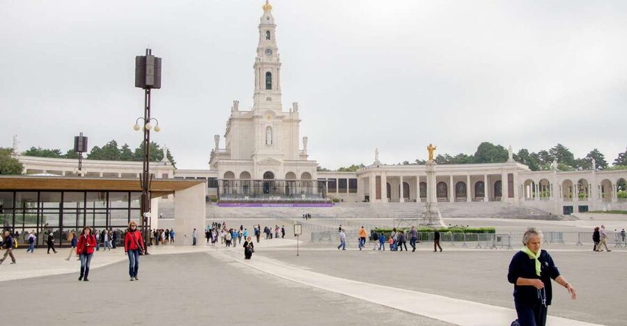 Fátima, Óbidos and the Atlantic Coast Day Tour from Lisbon - Fátima’s sanctuary visit: time to reflect, then shop