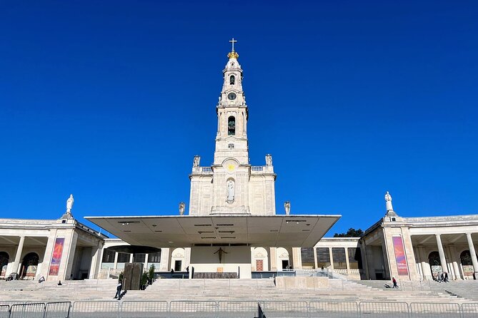 Fatima Private Tour: Shrine, Sacred Way & Shepherds’ Hometown - The Shepherd Roundabout and the Fast Photo Stop That Helps the Story Stick