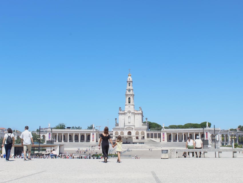 Fátima: Sanctuary and Aljustrel Village, Private Guided Tour - Meeting at the Sanctuary, right where it matters