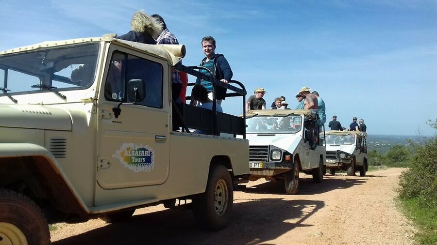 From Albufeira: Algarve Sunset Jeep Tour with Tastings - Sunset viewpoints with sparkling wine, plus photo chances