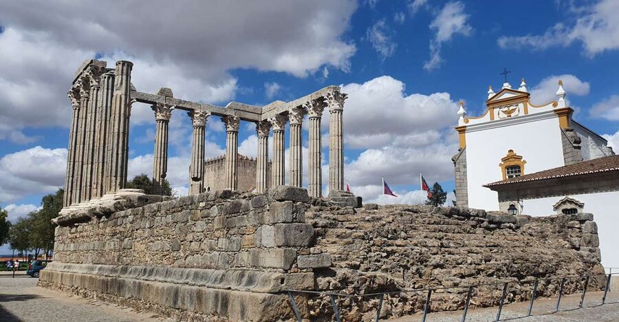 From Lisboa: Evora and Monsaraz Full-Day Tour - Évora’s Roman Temple and Cathedral: seeing the big landmarks without getting lost
