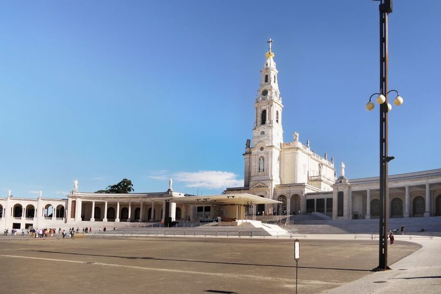 From Lisbon: Fatima, Nazare, and Obidos 8-People Group Tour - Fatima shrine: apparitions, tombs, and the Chapel of the Apparitions