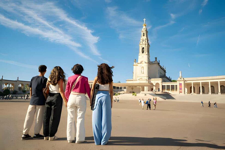 From Lisbon: Fatima, Nazaré, and Obidos Small Group Tour - Fátima’s Sanctuary: why going with a guide matters