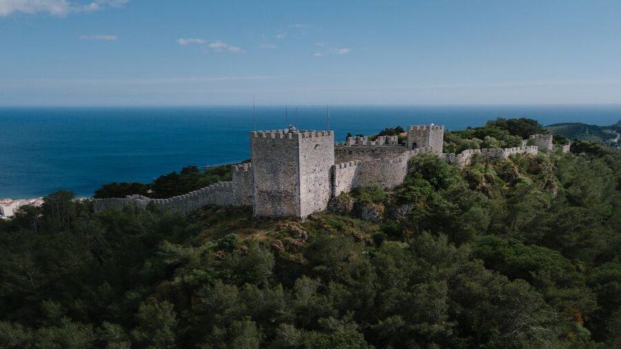 From Lisbon or Sesimbra: 4x4 Tour to Cape Espichel - Meco Village and Wildlife Spotting in Arrábida