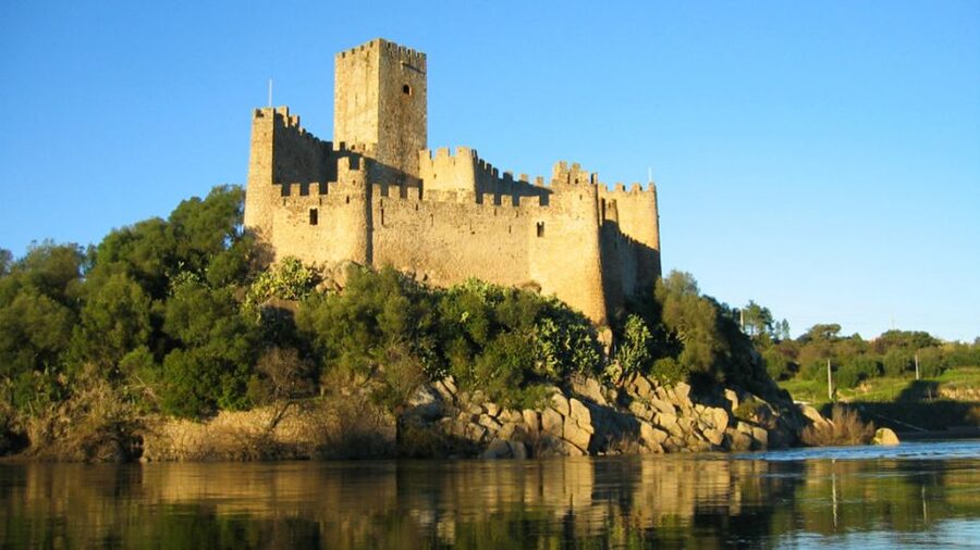 From Lisbon: Tomar, Christ Convent & Almourol Castle Tour - Tejo and Zêzere Confluence: Where the Border Story Comes Alive