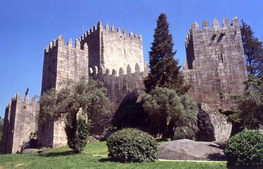 From Porto: Full-Day Trip of Minho Region - Guimarães UNESCO center: medieval streets with real context