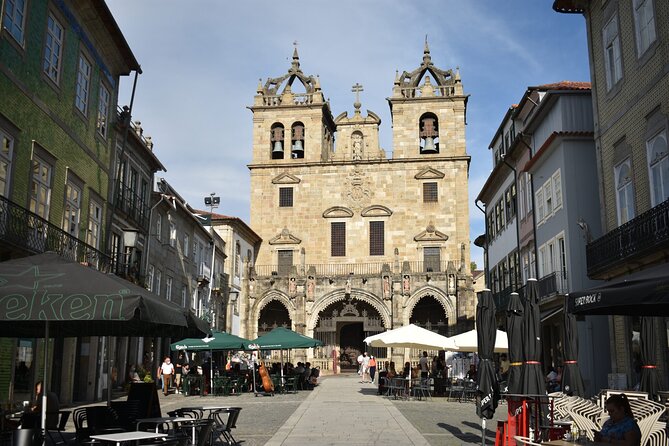 Full-Day Braga & Guimarães Guided Semi-Private Tour with Lunch from Porto - Jardim de Santa Barbara: a short pause with medieval leftovers