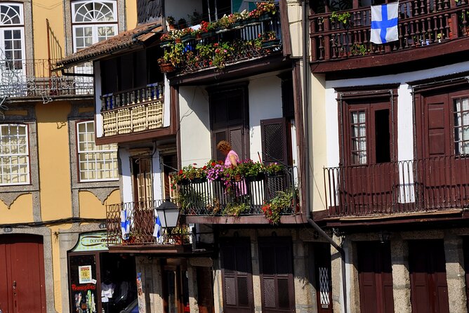 Full-Day Braga & Guimarães Guided Semi-Private Tour with Lunch from Porto - Guimarães Castle: where the independence story gets real