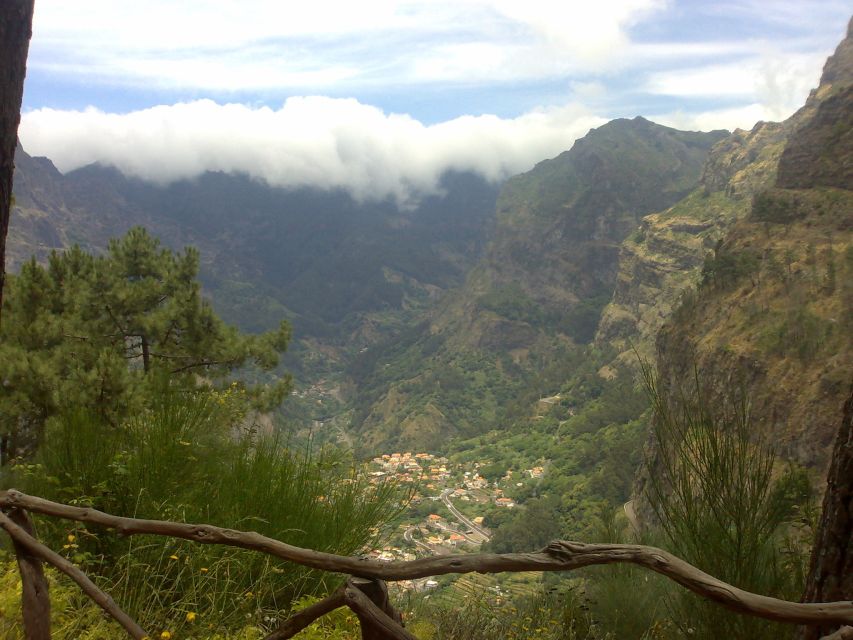 Funchal: Nuns Valley Half Day Tour - Entering Funchal from above at Pico dos Barcelos (1,165 ft)