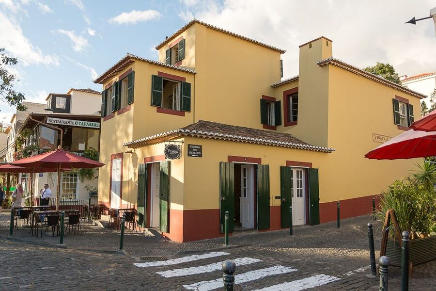 Funchal: Old Town Walking Tour - Starting at the Jesuits’ College, where the tour makes sense fast