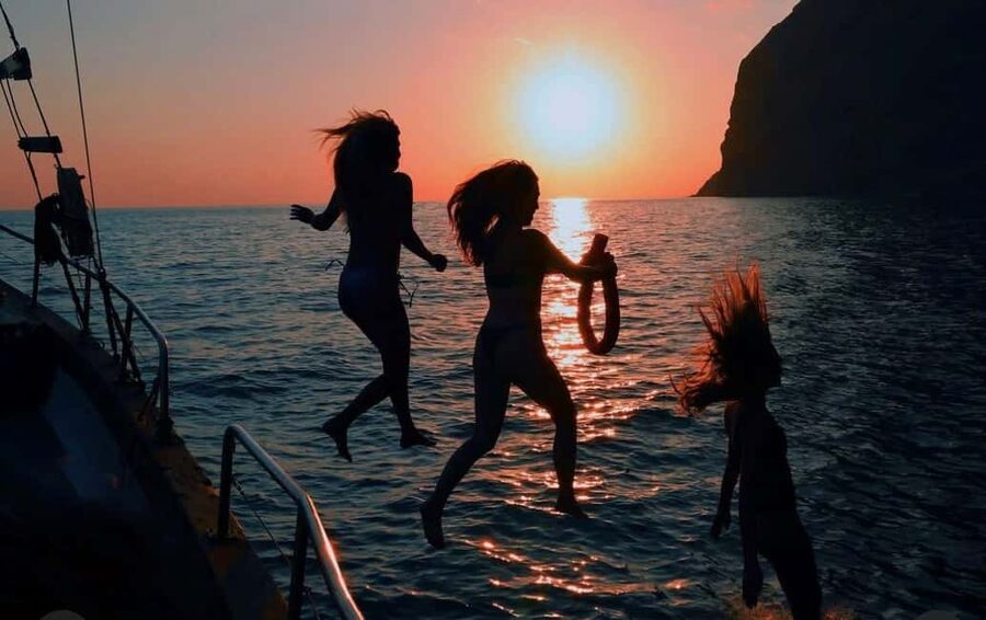 Funchal: Sunset Tour on Traditional Madeiran Boat w/ Drinks - Key things that make this sunset boat tour work