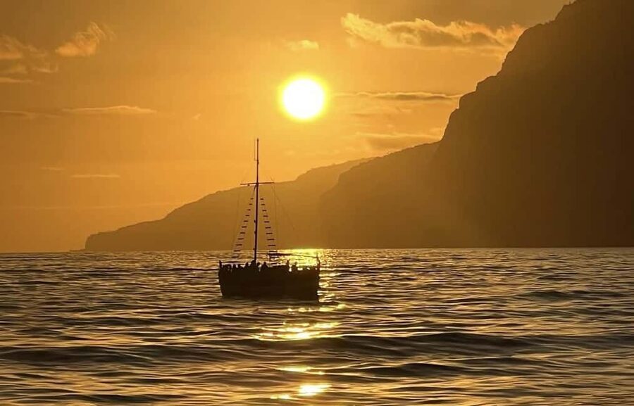 Funchal: Sunset Tour on Traditional Madeiran Boat w/ Drinks - What to bring for comfort and a warmer after-sunset moment