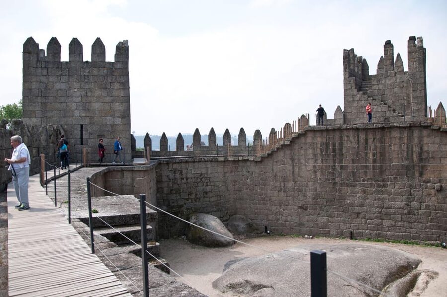 Guimarães: Castle of Guimarães Entry Ticket - Planning your timing: hours, last entry, and closed days
