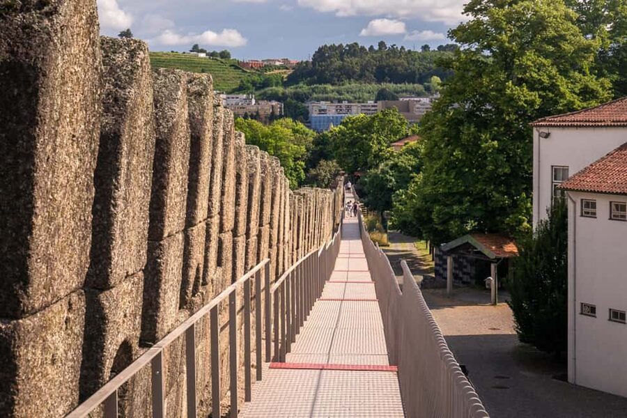 Guimarães: Private Flexible Walking Tour in Historic Center - Santa Maria Street to Santiago Square: medieval streets with direction