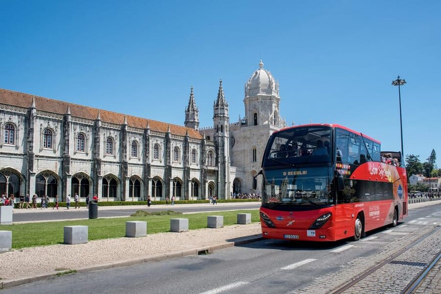 Hop on Hop Off Bus with Oceanario Ticket - Castle Line and Viewpoints: Where Comfortable Shoes Earn Their Keep